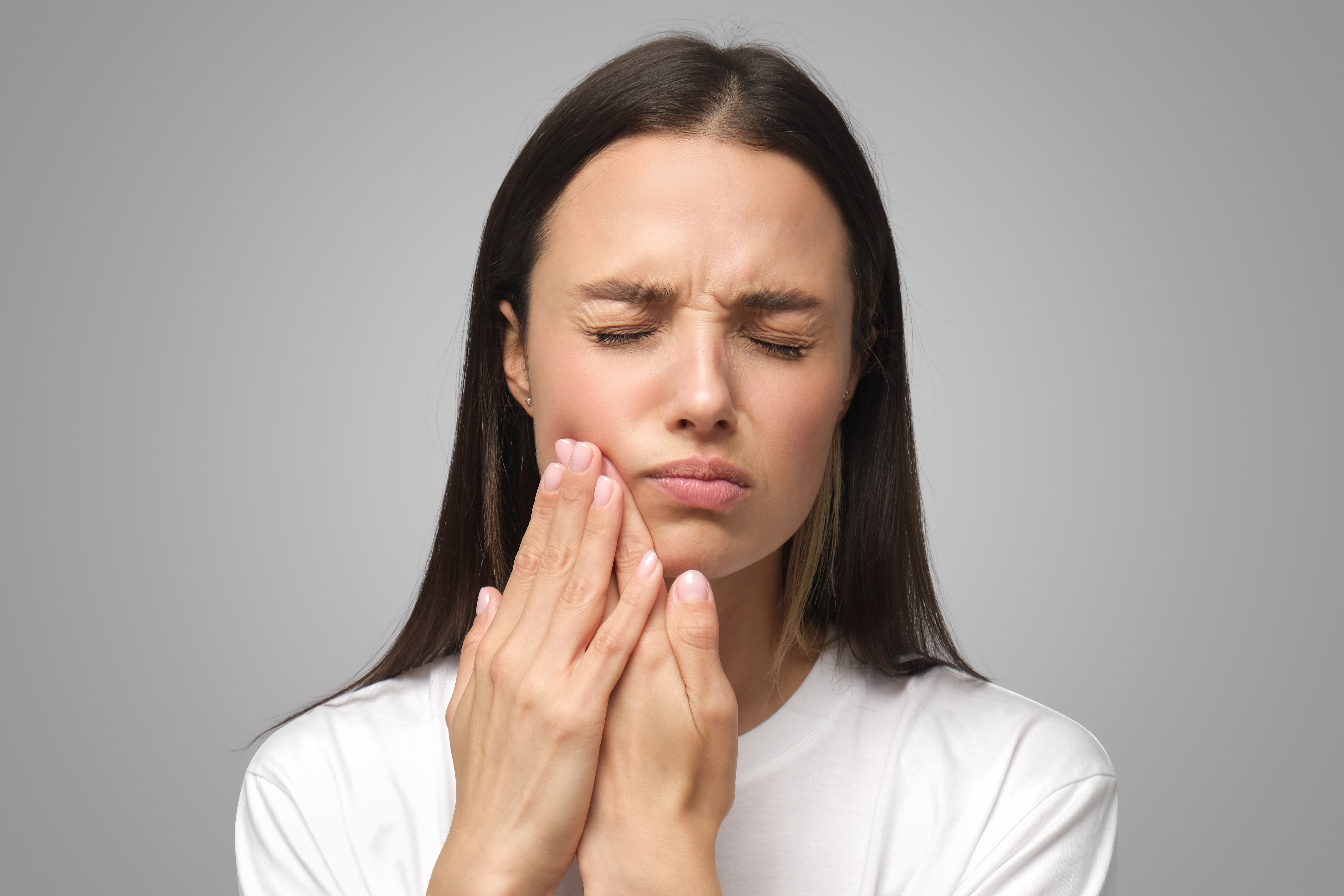 woman experiencing wisdom teeth pain